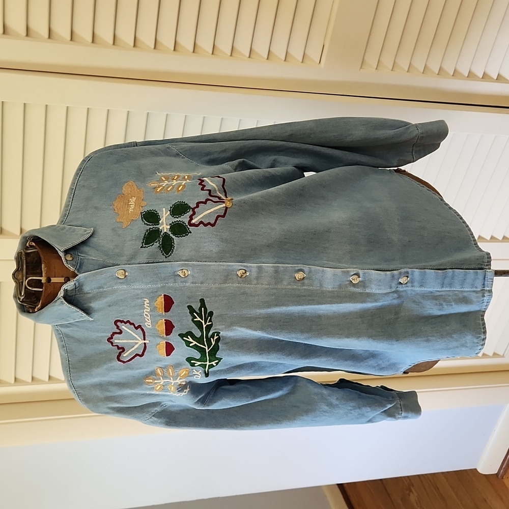 Maggie & Max Vintage Denim Fall Embroidered Button Down Size Medium